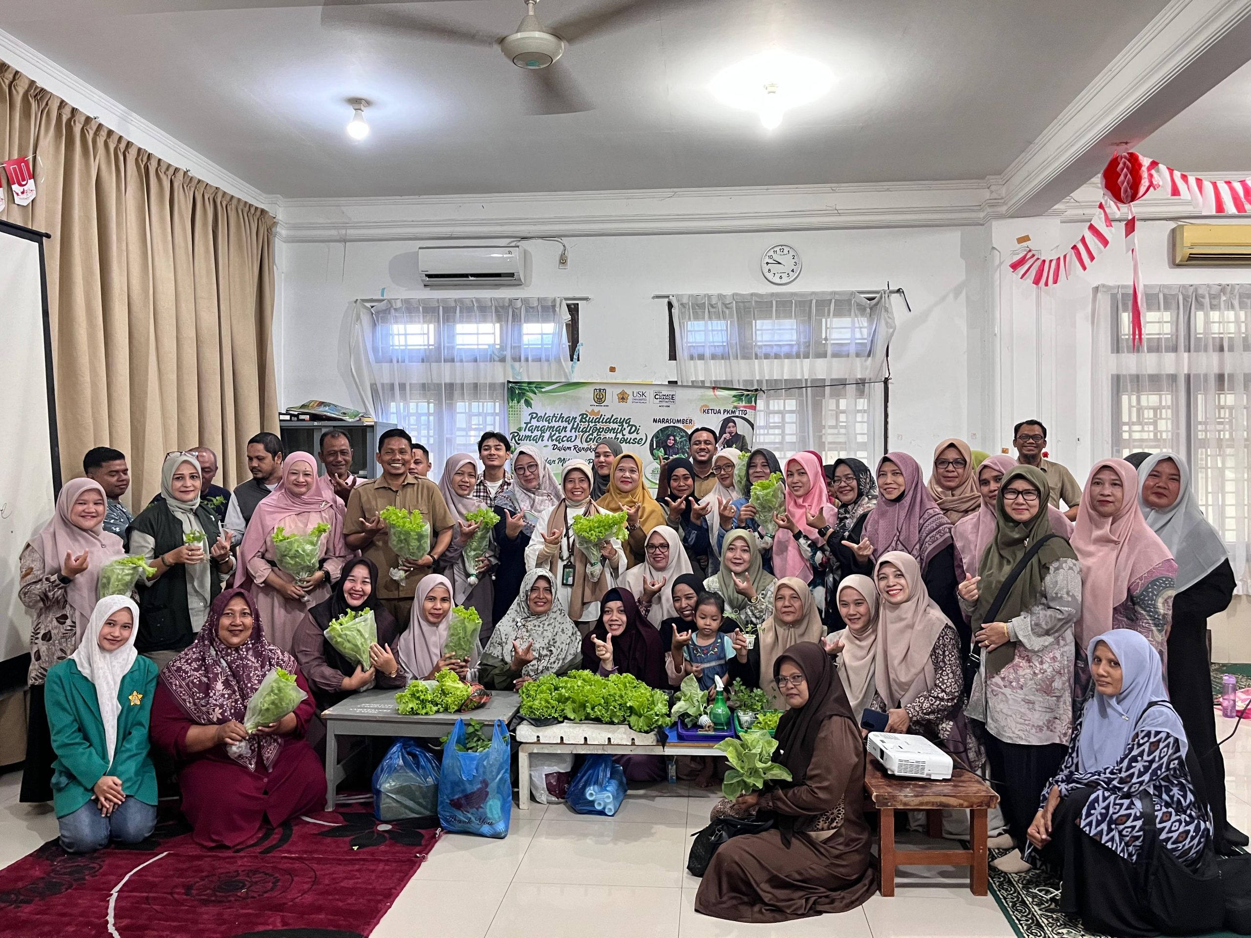 Pelatihan Budidaya Tanaman Hidroponik di Greenhouse, Wujud Kolaborasi Gampong Pineung dalam Adaptasi dan Mitigasi Perubahan Iklim